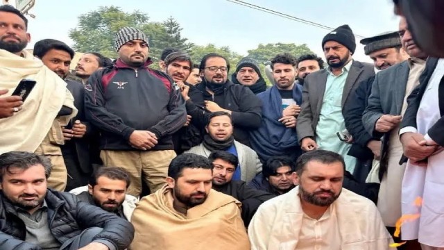 ইমরান খানের নির্জনতা ও আন্তর্জাতিক মানবাধিকার সংস্থাগুলোর উদ্বেগ